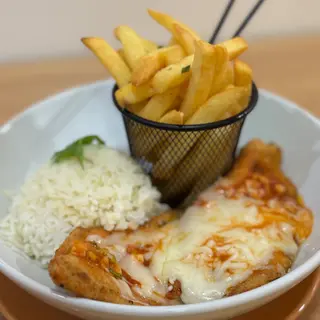 bife á parmegiana do cantinho frango panado com molho e queijo com arroz e batata frita 10 90