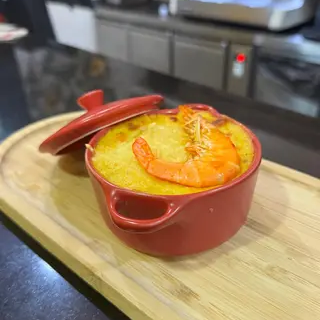 copy escondidinho de camarão acompanha com arroz e salada, inclui sobremesa 8 90