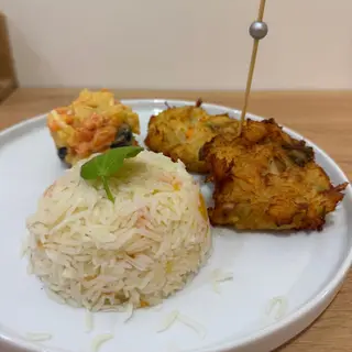 copy pataniscas de bacalhau acompanha com salada de maionese e arroz de tomate, inclui sobremesa 8 50