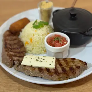 picanha acompanha com arroz, feijão preto, farofa, vinagrete e banana frita 11